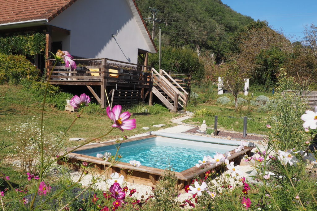 Une piscine joliment intégrée dans notre maison d'hôtes pour vous rafraichir aux beaux jours et vous reposer.