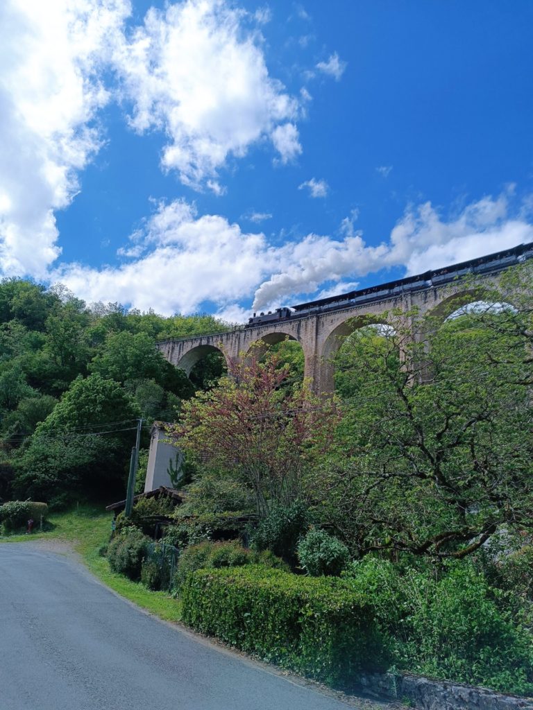 Vue sur le Viaduc de Scourtils, départ d'une jolie randonnées !